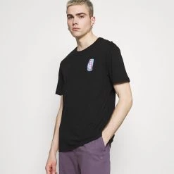 Coupon 🎉 YOURTURN UNISEX - T-shirt imprimé Prix Équitable t shirt Col rond all ✨ -YOURTURN Soldes 2022 2bfe9af4bb684a8eac96b40d35a6eb71 scaled