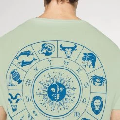 Top 10 ⌛ YOURTURN UNISEX - T-shirt imprimé Promos t shirt Col rond all 🤩 -YOURTURN Soldes 2022 bae0a47e5d9e44ada463149140f0c5ec scaled