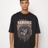Meilleure vente ✔️ YOURTURN RAMONES TEE UNISEX - T-shirt imprimé Soldes t shirt Col rond all 🧨 -YOURTURN Soldes 2022 c2f0a584c9f5410ea0972d4c3eabbae9 scaled