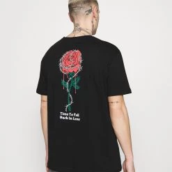 Tout neuf 🎁 YOURTURN Prix Malin ROSE AND BARBED WIRE UNISEX - T-shirt imprimé t shirt Col rond all 👍 -YOURTURN Soldes 2022 e0e3e513cab943cea596fad89e507003 scaled